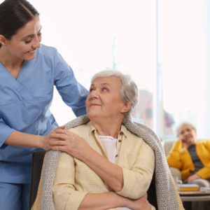 Cuidador con anciano